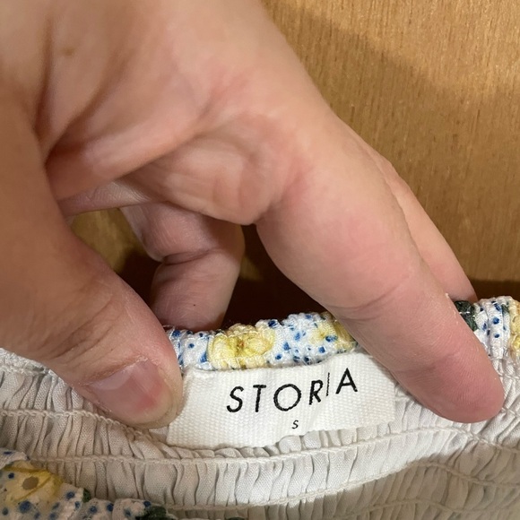 #106- STORIA- floral pattern crop tank - Picture 3 of 3